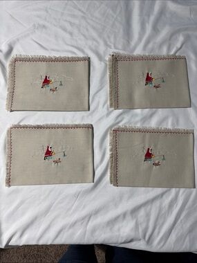 Set of 4 Vintage Embroidered  Linen Napkins Placemats Arctic Folk Art Fringed